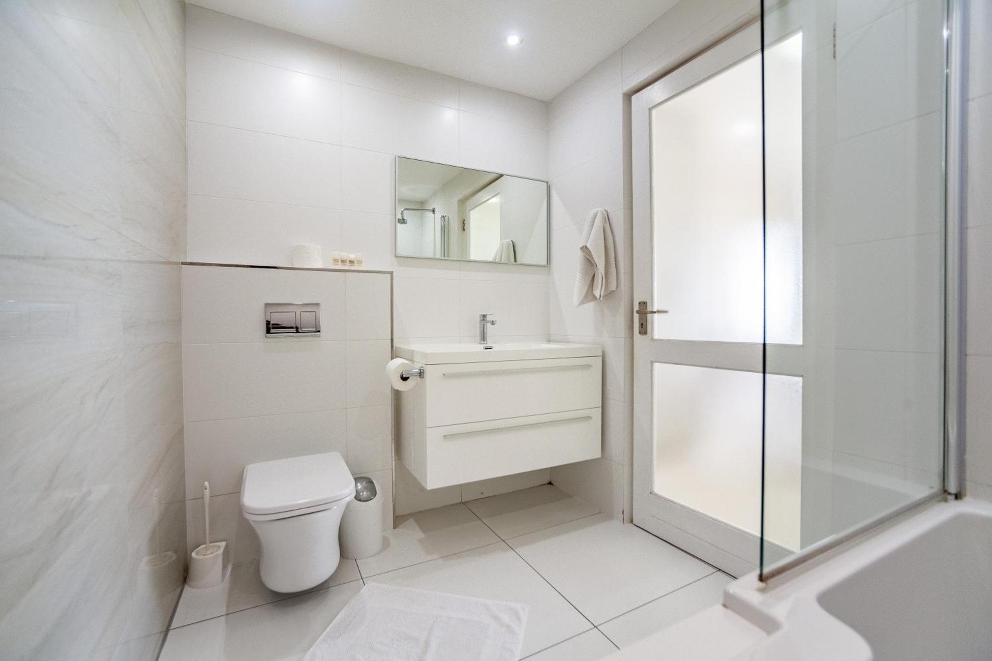 Luxury Private Beachfront 2 Bedroom Dolphin Apartment, Blouberg, Cape Town Apartment *