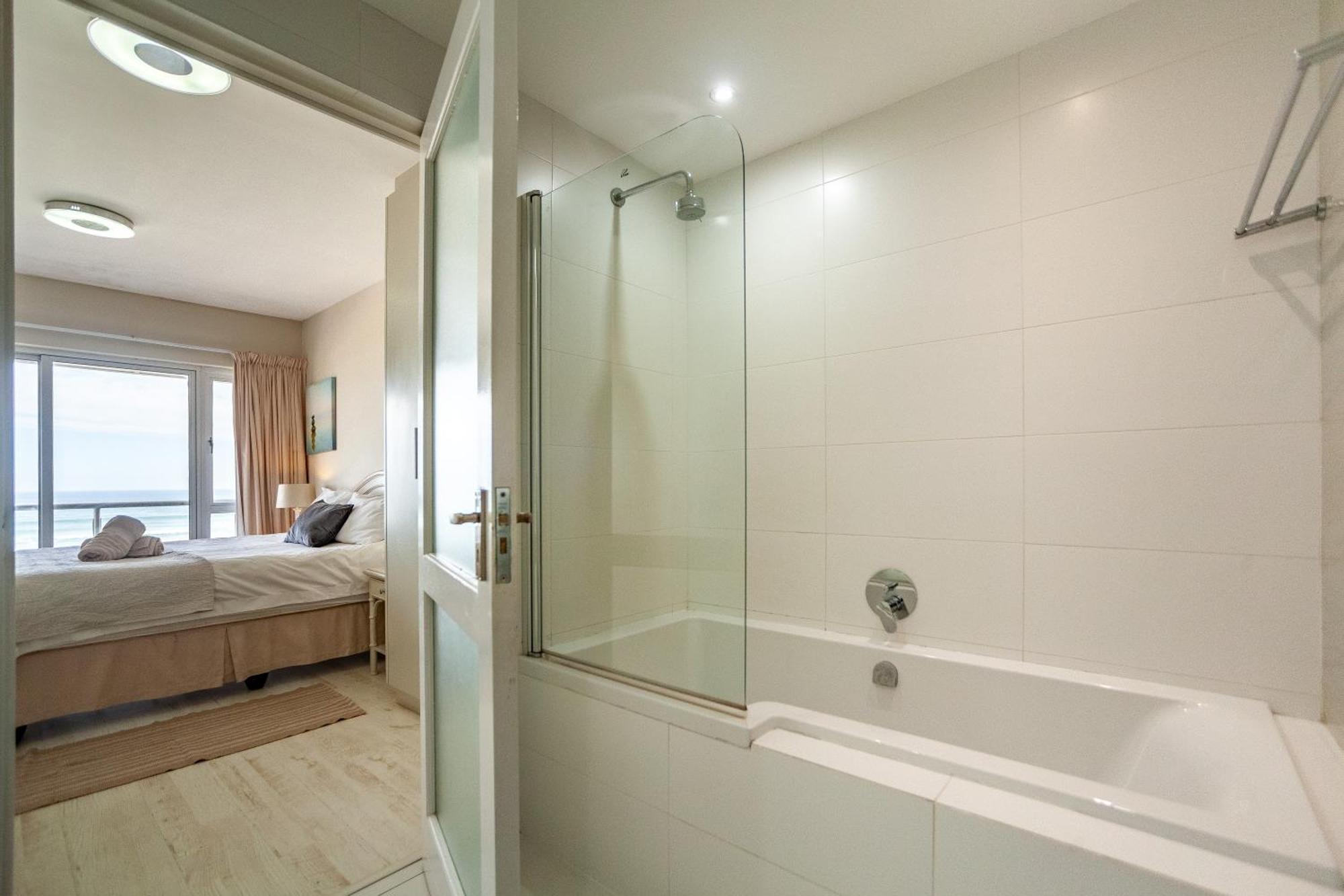 Luxury Private Beachfront 2 Bedroom Dolphin Apartment, Blouberg, Cape Town Apartment *