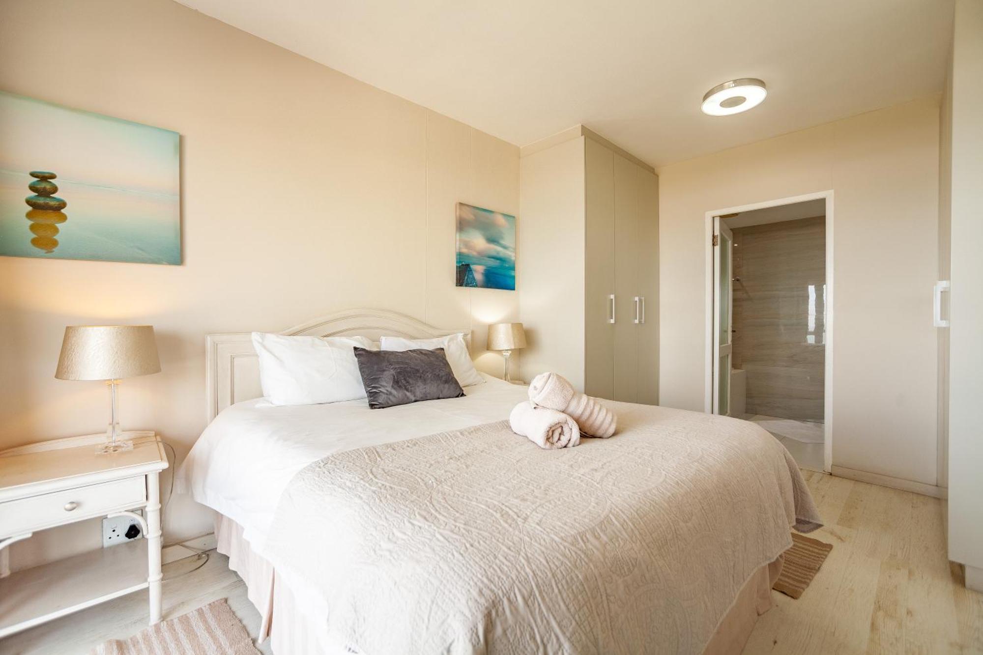 Luxury Private Beachfront 2 Bedroom Dolphin Apartment, Blouberg, Cape Town * Bloubergstrand