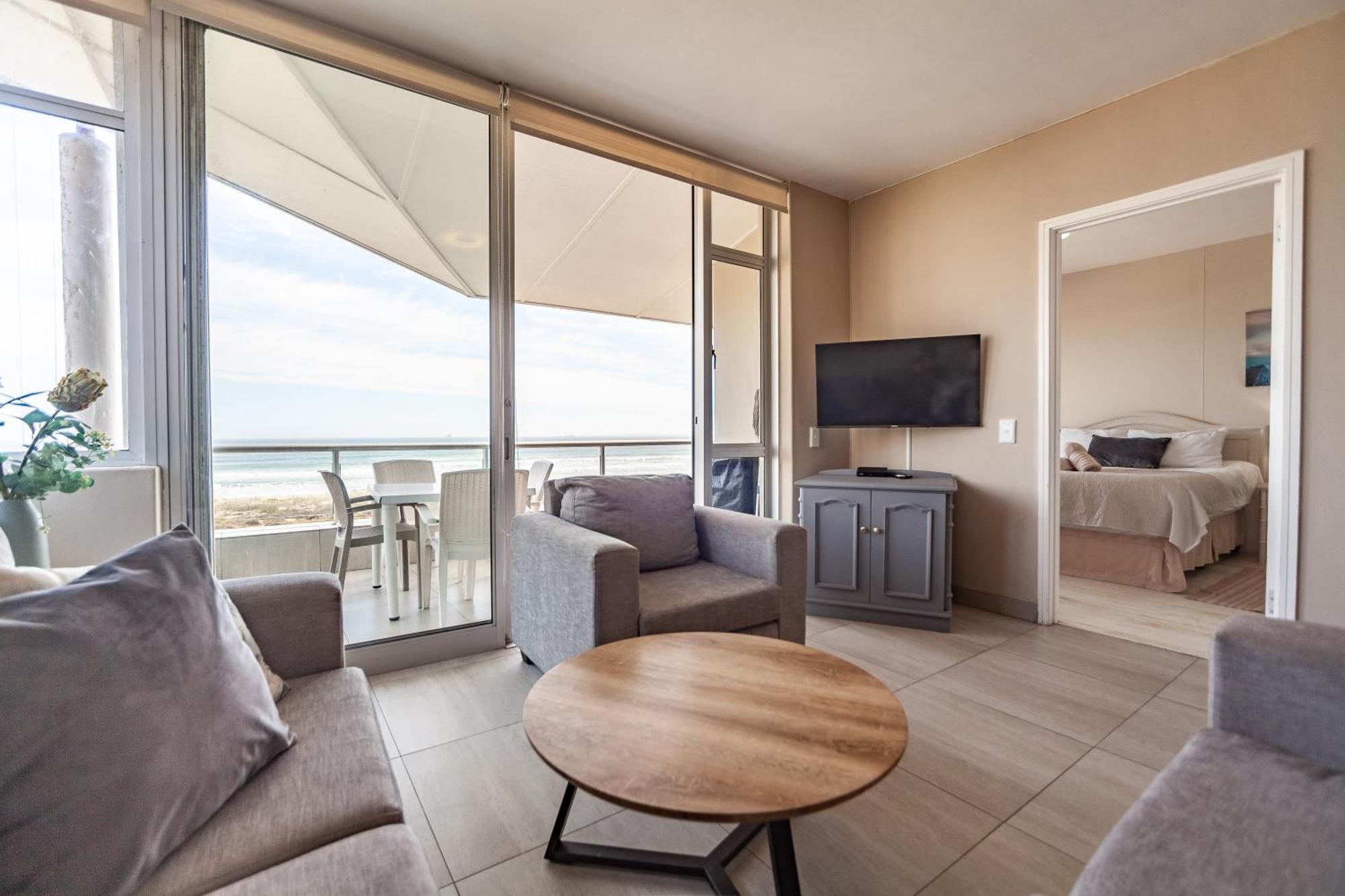 Luxury Private Beachfront 2 Bedroom Dolphin Apartment, Blouberg, Cape Town Apartment *